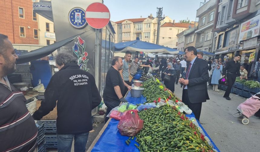 Başkan Eyüp Kahveci, Cumartesi Pazarı'nda esnaflarla buluştu