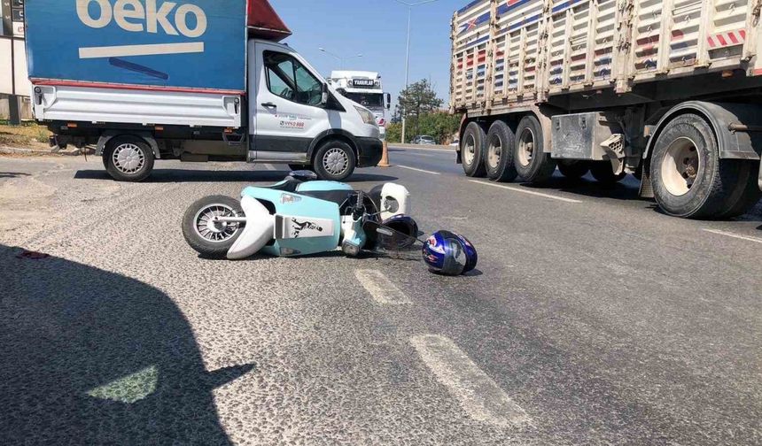 Kamyonetle çarpışmaktan kaçarken motoruyla devrildi: 2 yaralı