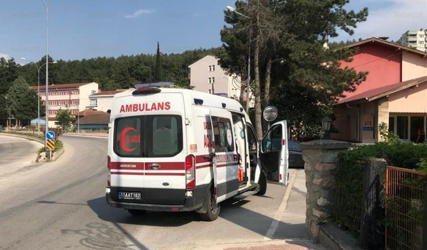 Trafikte kaza: Motosikletli sürücü minibüsle çarpıştı