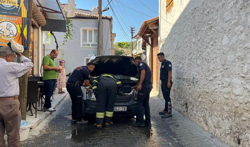 Cadde ortasındaki araç alev aldı
