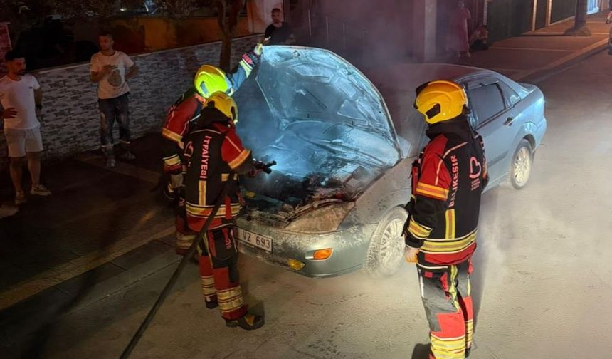 Otomobil mahallenin ortasında alev alev yandı