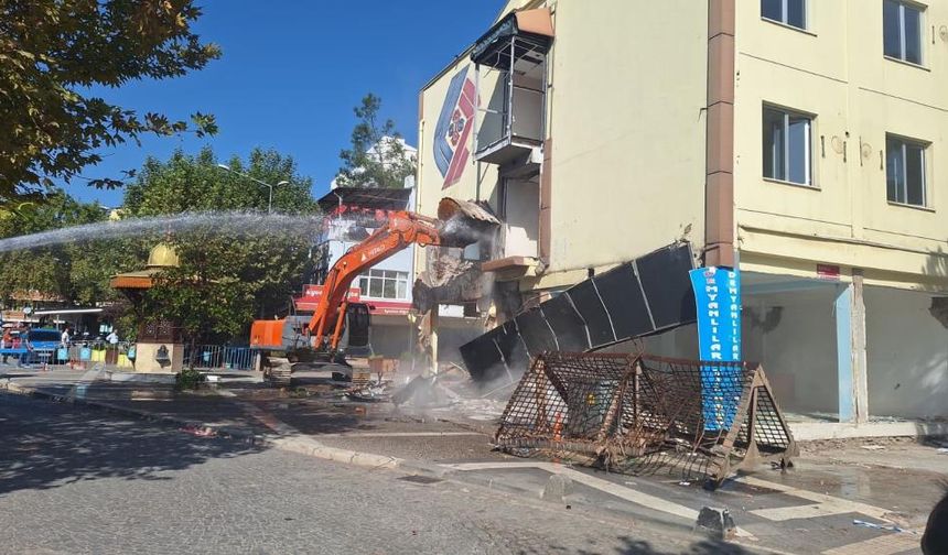Atatürk Caddesi üzerinde depremde hasar alan otel yıkıldı
