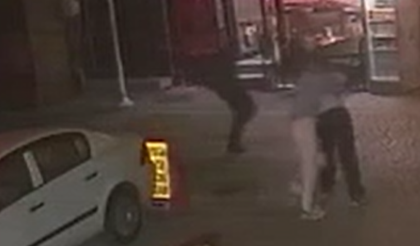 Sokak savaş alanına döndü, 20 yaşında genç bıçaklandı