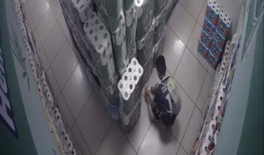 Müşteri gibi giren çocuk marketi kundakladı