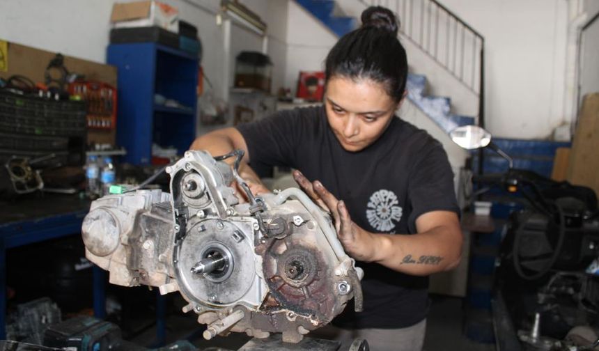 Eşine yardım ederken motor ustasına dönüştü