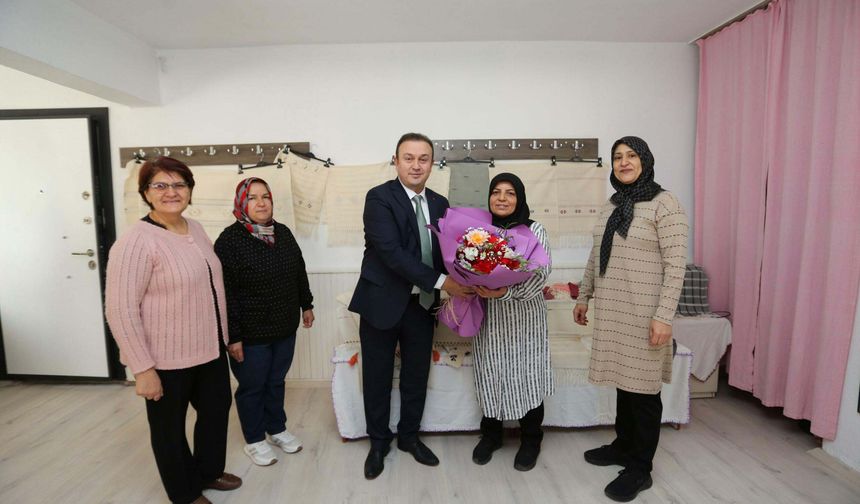 Kadın çiftçiler, dokuma tezgahı başında günlerini kutladı