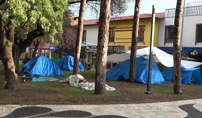 Sındırgı’da deprem paniği: Vatandaşlar geceyi çadırlarda geçirdi