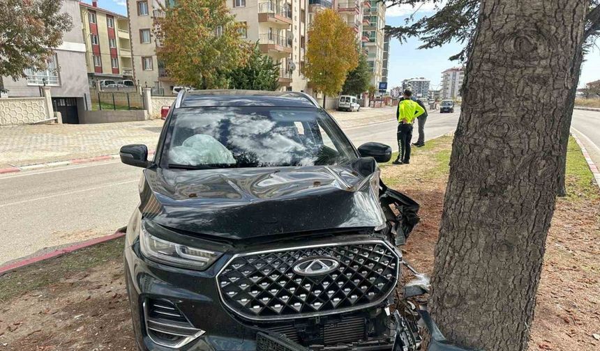 Uşak’ta feci kaza: Otomobil ağaca çarptı