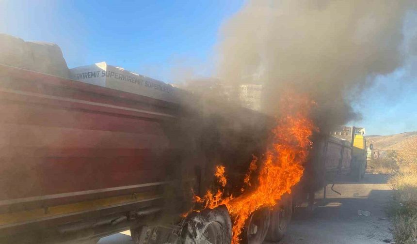 Yolda alevler yükseldi: Tır yangını korkuttu