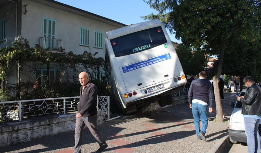 Sürücü direksiyon kırdı, minibüs ev bahçesine girdi