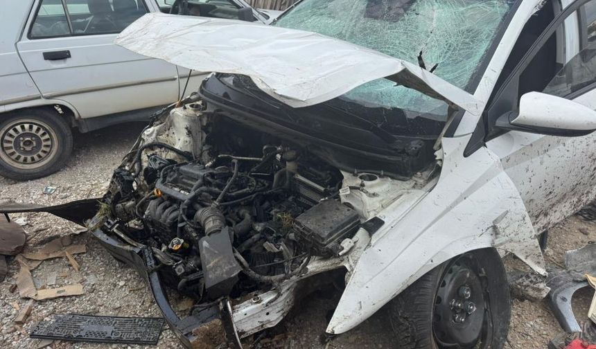 Kaza yapan araç havaya yükselerek parçalandı