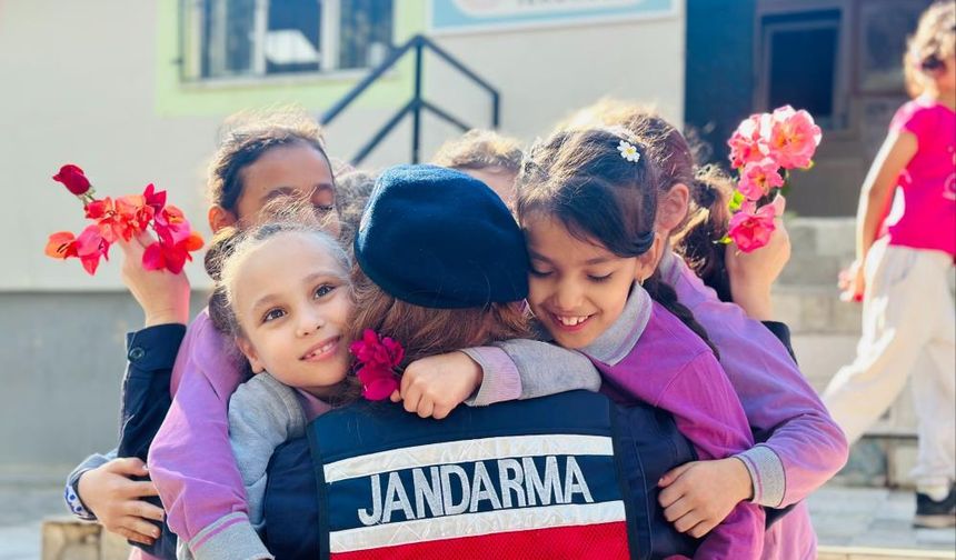 Jandarmadan minik kız öğrencilere iç ısıtan ziyaret