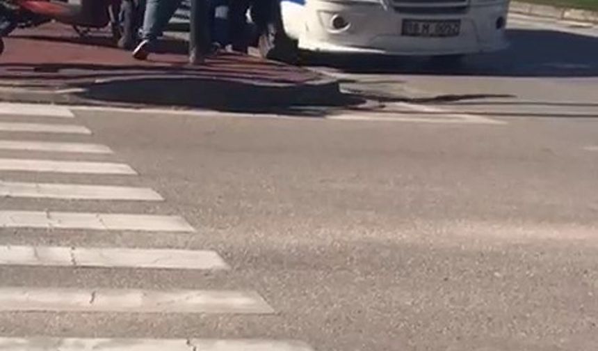 Minibüs sürücüsü ve motokurye yol ortasında kapıştı