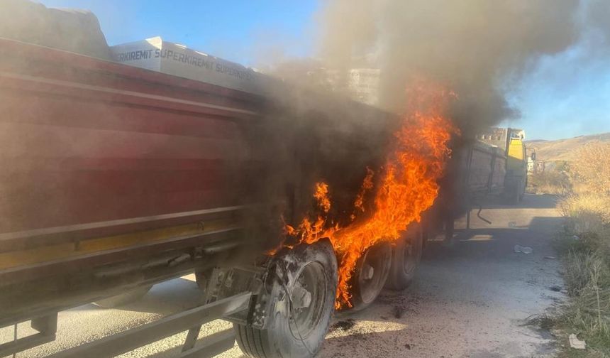 Tır yol ortasında alevlere karıştı