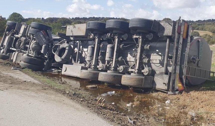 Tır yan yattı, sürücü hastanelik oldu