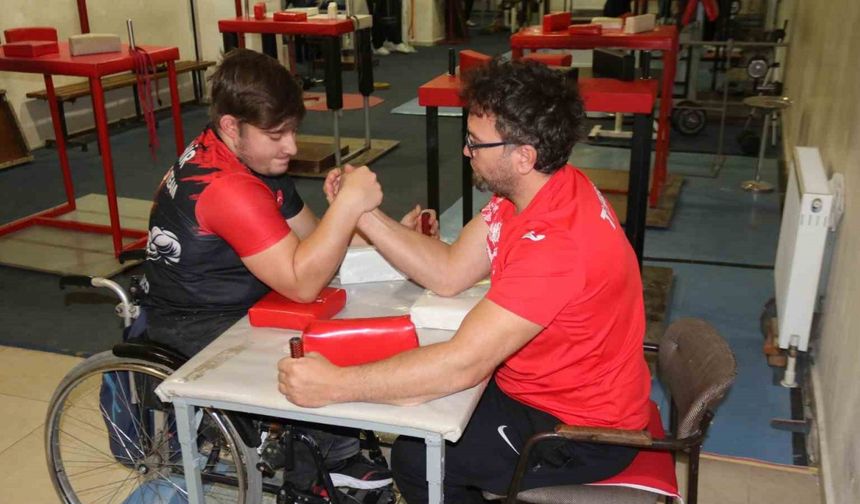 Engelleri değil, sevgiyi paylaşıyorlar: Bilek güreşiyle bağ kurdular