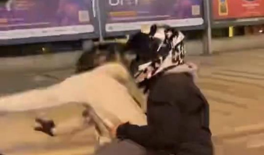 Motosiklet sürücüsünün tehlikeli gösterisi kamerada