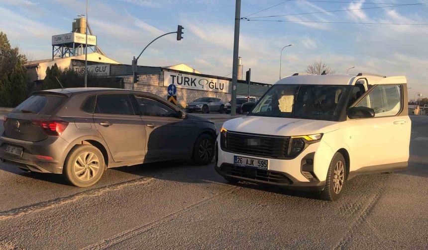 Otomobil ile hafif ticari araç çarpıştı: 6 yaralı