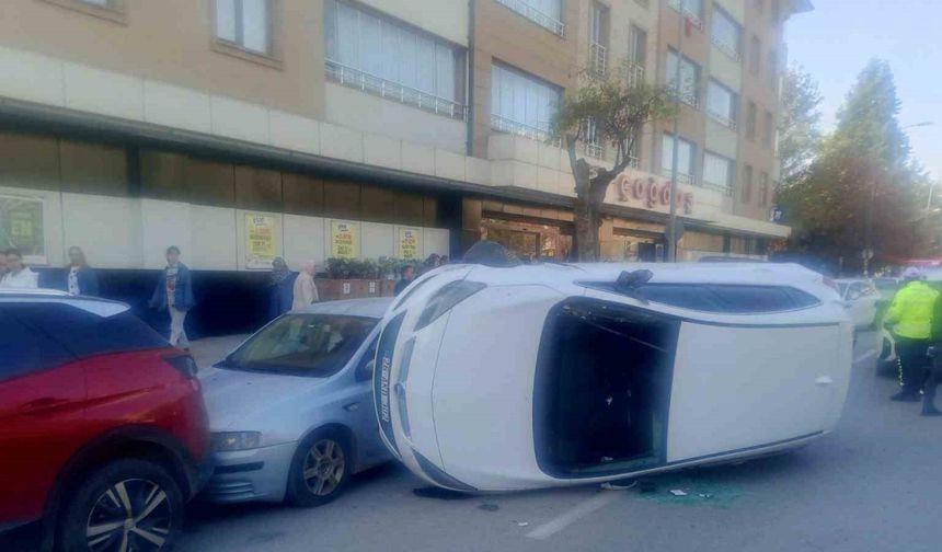 Zincirleme kaza: Park halindeki araçlara çarpıp yan yattı