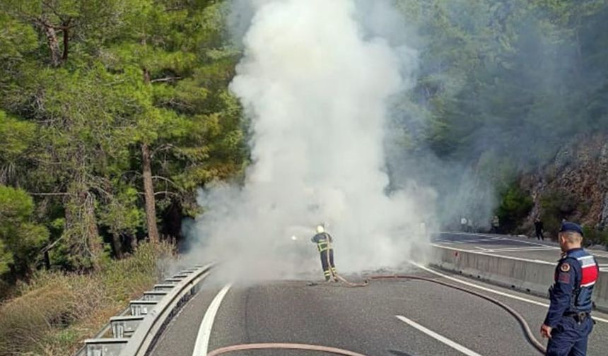 Kamyon seyir halindeyken yandı