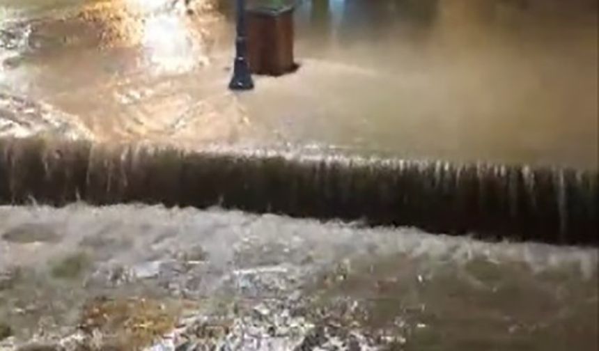 Sağanak yağış şehri göle çevirdi