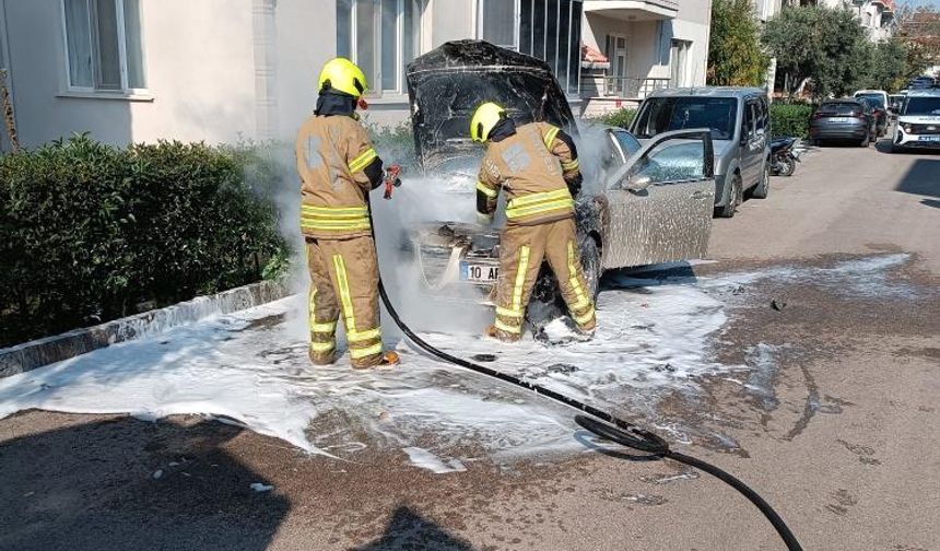 Park halindeki araç alevler içinde kaldı