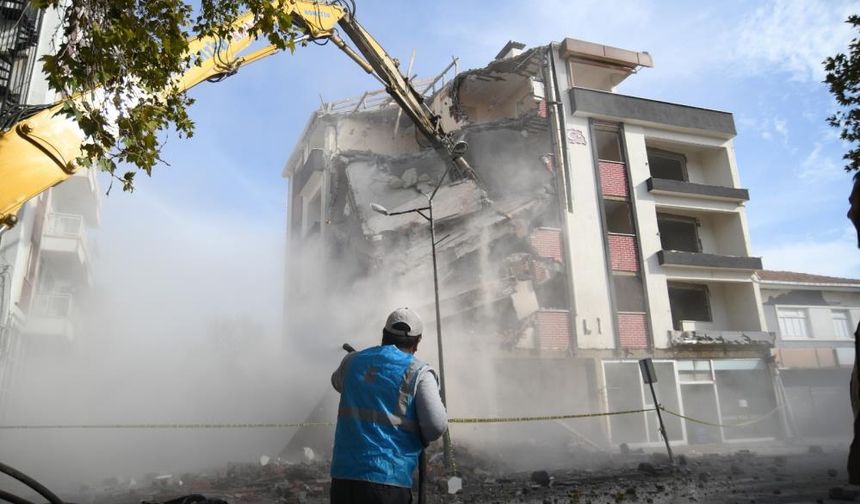 Deprem sonrası bina ve enkaz kaldırma çalışmaları sürüyor