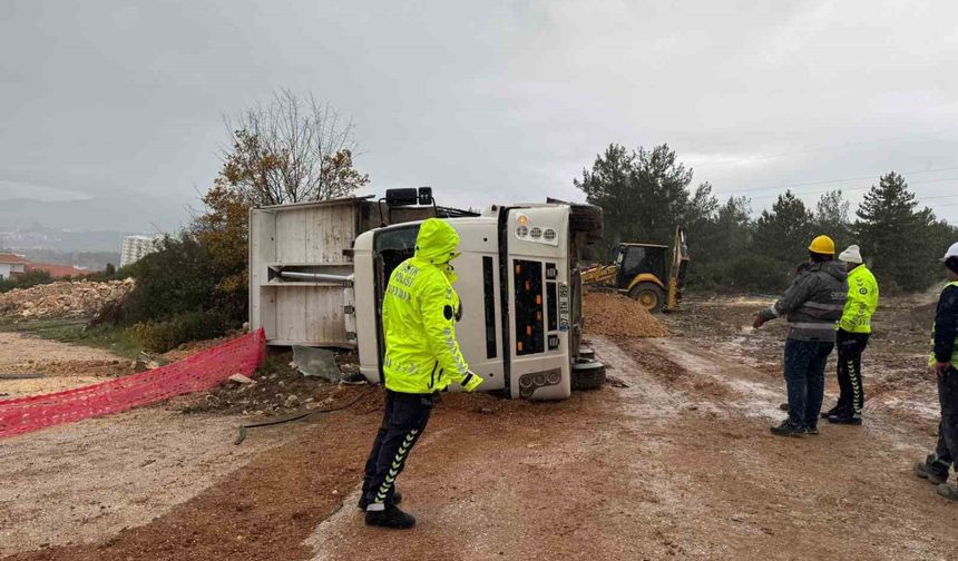 Kamyon Devrildi, Sürücü Araçta Sıkışarak Yaralandı