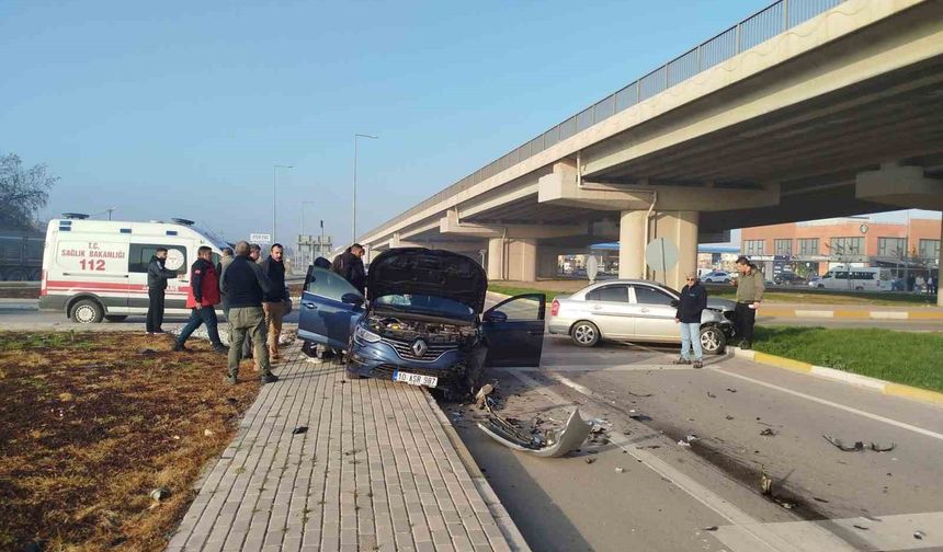 Kavşakta çarpışma! Dur levhası facianın eşiğine getirdi