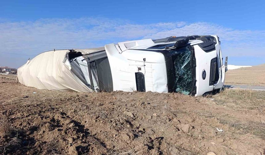 Köy yakınlarında facia kazada tır devrildi: 1 yaralı