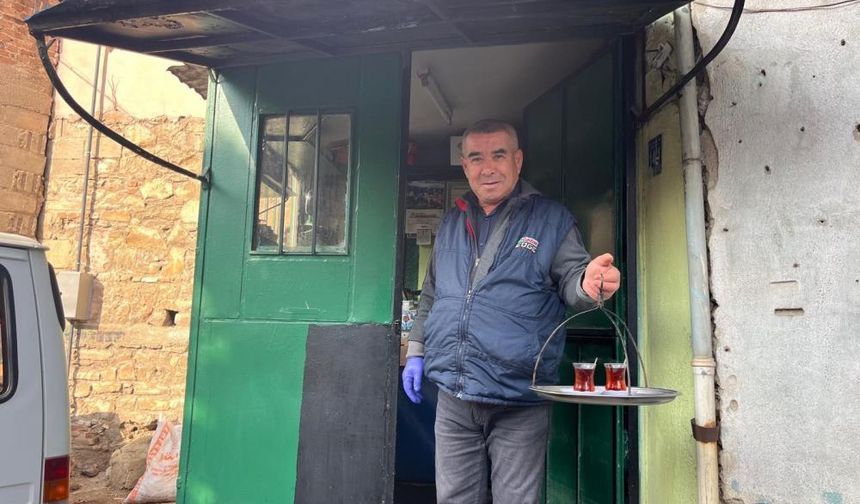 50 yıllık çay ocağında baba mesleğini yapıyor