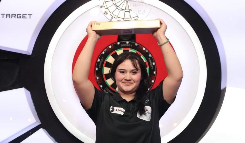 Denizlili Zehra, dart sporunda dünya şampiyonu oldu