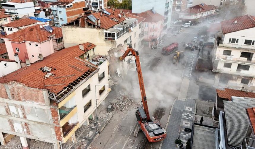 Deprem bölgesinde moloz temizliği sürüyor