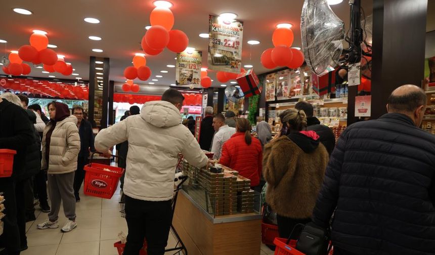 Yılbaşı heyecanı yaklaştı, vatandaşlar kuruyemişçilere akın etti