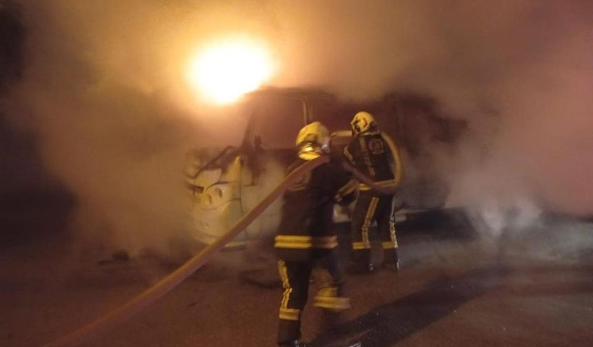 Park halindeki minibüs alevler içinde kaldı