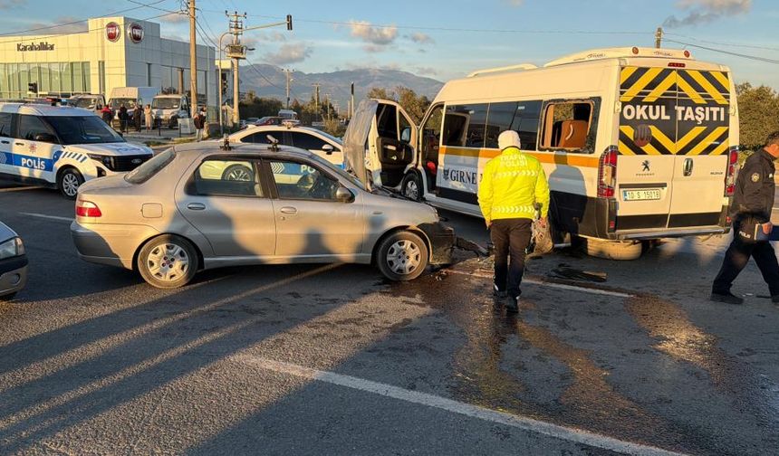 Öğrenci servisi ve otomobil çarpıştı: 7 yaralı