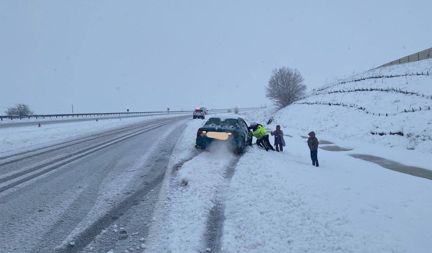 Kütahya’da Kar Kâbusu: Jandarma Yetişmese Donacaklardı!