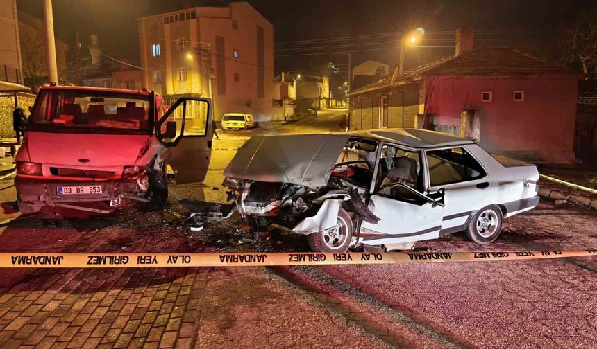 Çarpışmanın Şiddetiyle Araçlar Hurdaya Döndü: 3 Yaralı