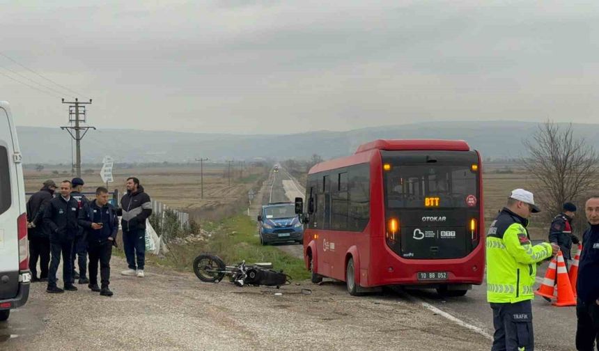 Gönen'de minibüs ile motosiklet çarpıştı: 1 yaralı