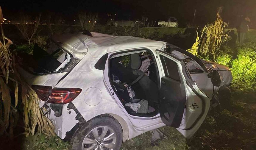 Kontrolden Çıkan Otomobil Tırlara Çarptı: 2 Yaralı