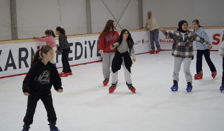 Manisa'da 5 bin öğrenci buz pistinde eğlendi