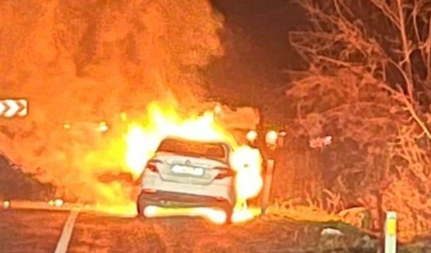 Otomobil Alevlere Teslim Oldu, Sürücü Son Anda Kurtuldu