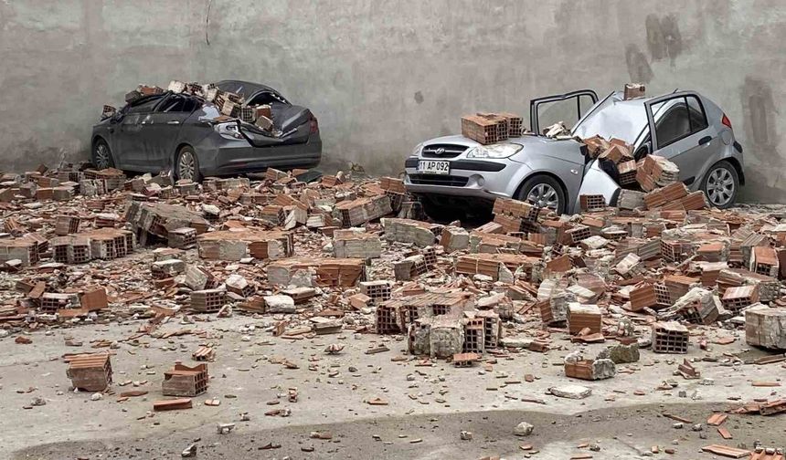 Otoparkta Korku Dolu Anlar: Çatı Duvarı Saniyeler İçinde Devrildi!