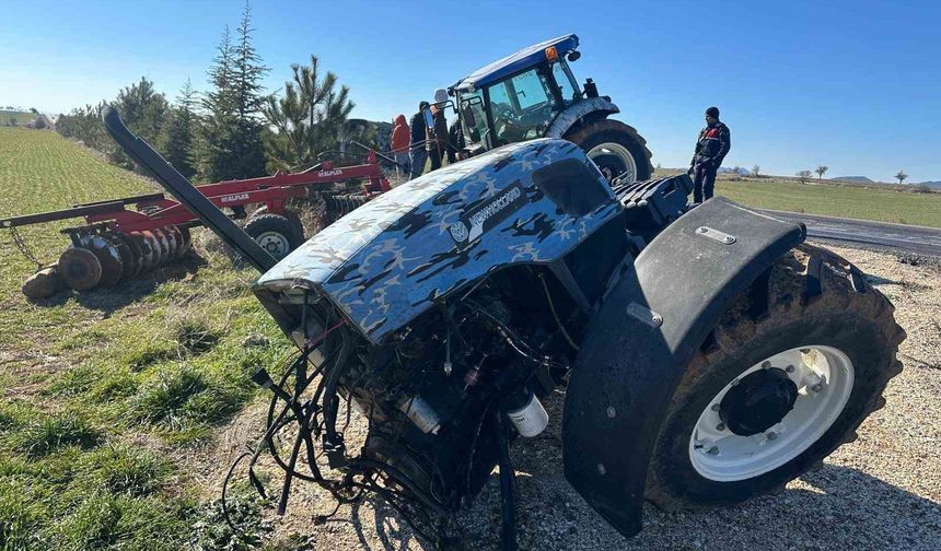 Şiddetli Çarpışma Sonrası Traktör İkiye Bölündü