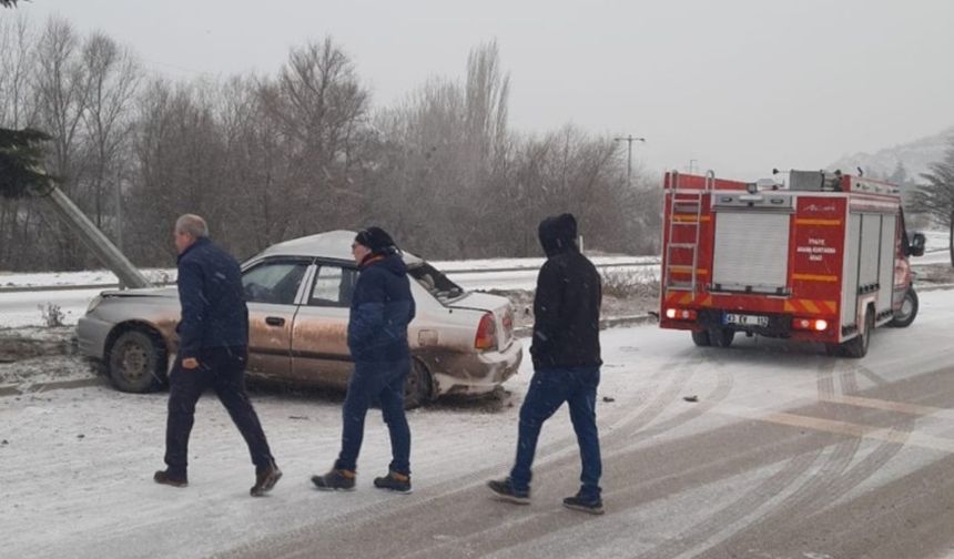 Kütahya'da Direksiyon Hakimiyetini Kaybetti, Otomobil Karşı Şeride Savruldu