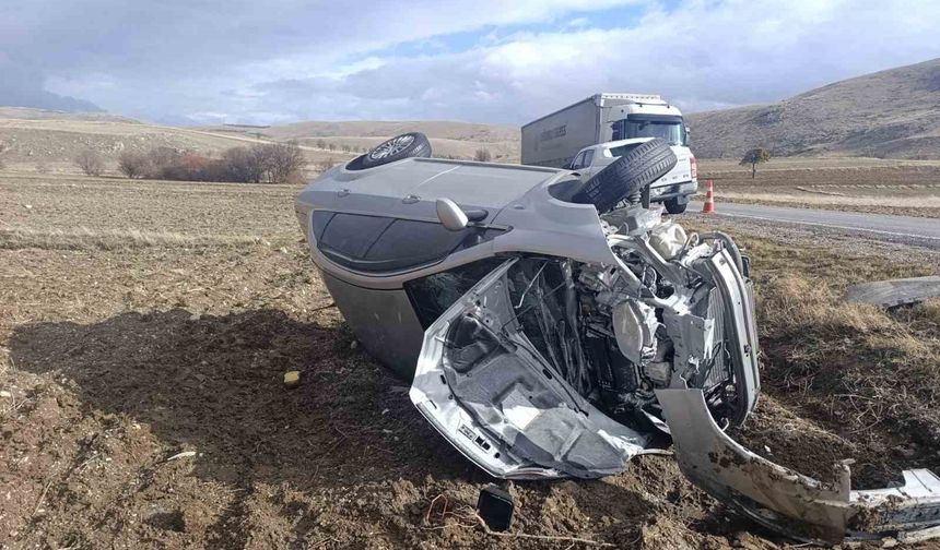 Tırla çarpışan otomobilde 5 kişi yaralandı