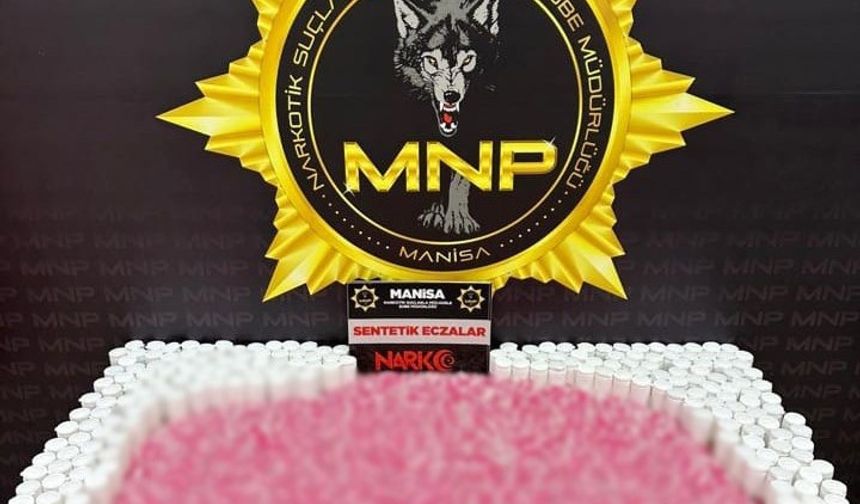 Uyuşturucu sevkiyatına geçit yok: Araçtan binlerce hap çıktı