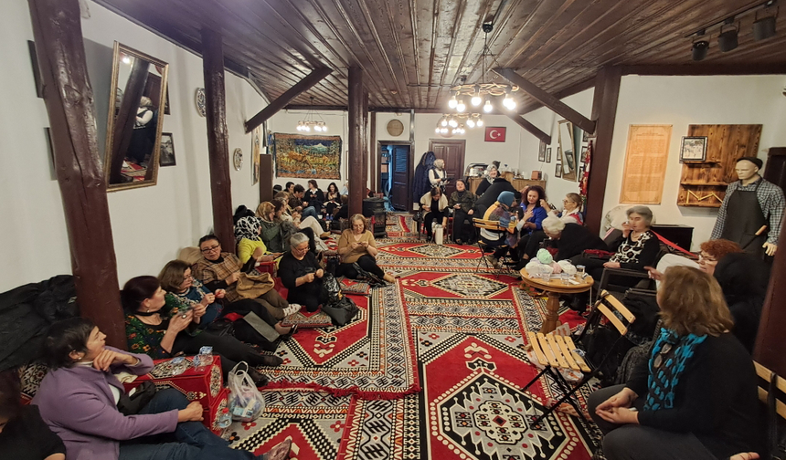 Kütahya’da İlmek İlmek Dayanışma: “Örgünü Al da Gel” Yoğun İlgi Gördü