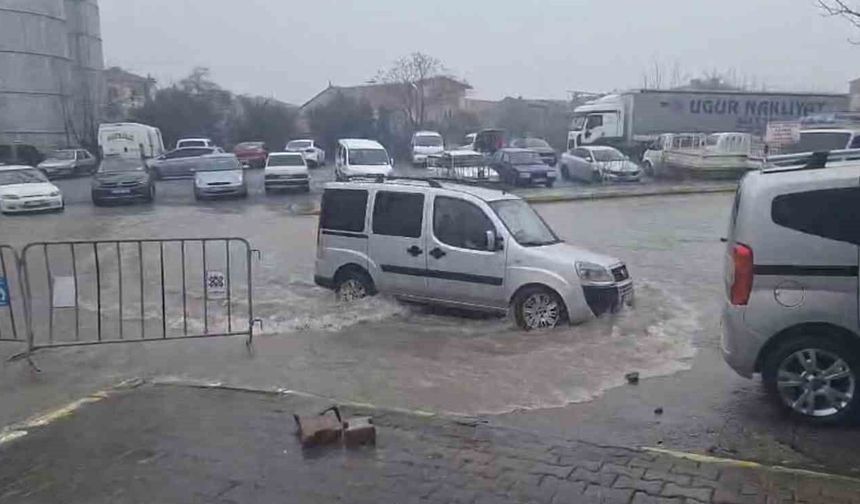 5 dakika yetti: Balıkesir’de su baskınları yaşandı