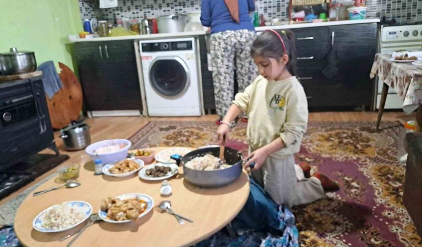 Altıntaş’ta gönül sofraları kuruldu: Öğrenciler aileleriyle iftarda buluştu